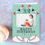 Baseball Boll Flaggor Sports Kids Photo Birthday Kort<br><div class="desc">Baseball Boll Flaggor idrottar barnfoto på födelsedagskort. Utformningen har baseball bollar och födelsedagsfest som buntar flaggor i rött,  svart och vitt färg. Lägg till foto,  namn,  ålder och text och gör ett eget födelsedagskort. Underbar för pojkar och flickor som kärlek baseboll.</div>