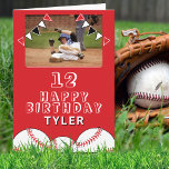 Baseball Bollar Flaggor Kids Photo Birthday Kort<br><div class="desc">Baseball Bollar Flaggor Kids Photo Birthday Card. Med baseball bollar och födelsedagsfest buntar flaggor i rött, svart och vitt färg mot röd bakgrund. Lägg till ditt foto och anpassa det med ditt namn, din ålder och din text och gör ett eget födelsedagskort. Underbar för pojkar och flickor som kärlek baseboll....</div>