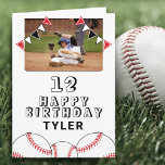 Baseball Bollar Flaggor Kids Photo Birthday Kort<br><div class="desc">Baseball Bollar Flaggor Kids Photo Birthday Card. Utformningen har baseball bollar och födelsedagsfest som buntar flaggor i rött,  svart och vitt färg. Lägg till ditt foto och anpassa det med ditt namn,  din ålder och din text och gör ett eget födelsedagskort. Underbar för pojkar och flickor som kärlek baseboll.</div>