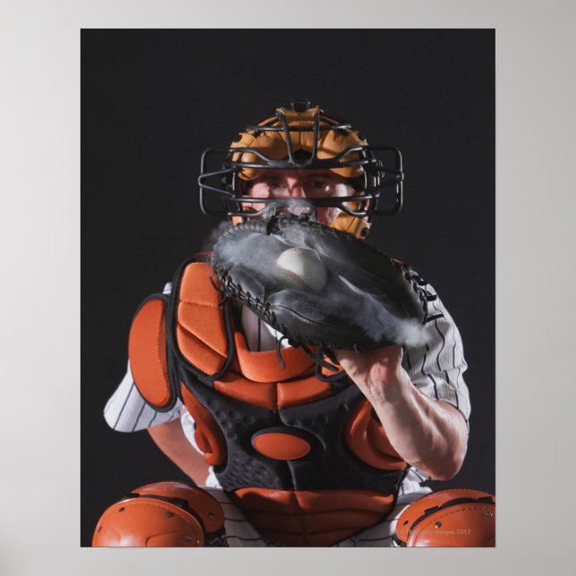 Baseball catcher att hålla boll i mitt poster (Framsidan)