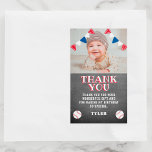 Baseball Chalkboard Kids Photo Birthday Tack Rektangulärt Klistermärke<br><div class="desc">Baseball Boll Chalkboard Kids Foto Birthday Tack Sticker. Födelsedag gynnar för barn - en pojke och en flicka. Dekalen har ett basebolltema - två basebollar och röd, blå och vit buntning flaggor. Bakgrunden är en trendig-kalkylpanel. Anpassa klistermärken med barnfoto och namn. Du kan också ändra tackmeddelandet och skriva ditt eget...</div>