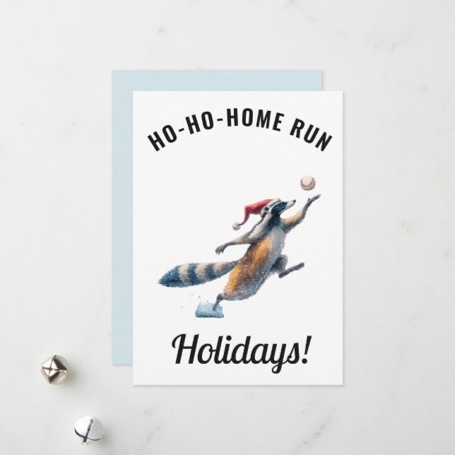 Baseball Christmas Card – Raccoon “Ho-Ho-Home Run” Julkort (Fram/Back In Situ)