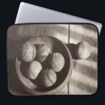 Baseball Nostalgia - Basebulla Laptop Fodral<br><div class="desc">"Baseball Nostalgia II" av Judy B. Messer. Har ett sepialiknande foto av många basebollar.</div>