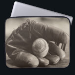 Baseball Nostalgia - Mitt och Baseball Laptop Fodral<br><div class="desc">"Baseball Nostalgia I" av Judy B. Messer. Ett sepialiknande fotografi av ett basebollmitt och baseboll.</div>