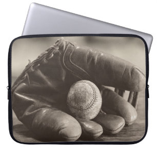 Baseball Nostalgia - Mitt och Baseball Laptop Fodral