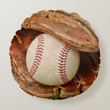 Baseball och gammal karda i sommargräset