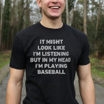 Baseball Player Funny T Shirt<br><div class="desc">Perfekt för vilken baskebollentusiast som helst. Det kanske ser ut som om jag lyssnar,  men i mitt huvud spelar jag basket en rolig och unik design som gör en perfekt present till Baseball älskare på jul eller födelsedagar.</div>