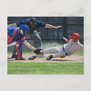 Baseball-spelare som glider ner på hemmaplan vykort