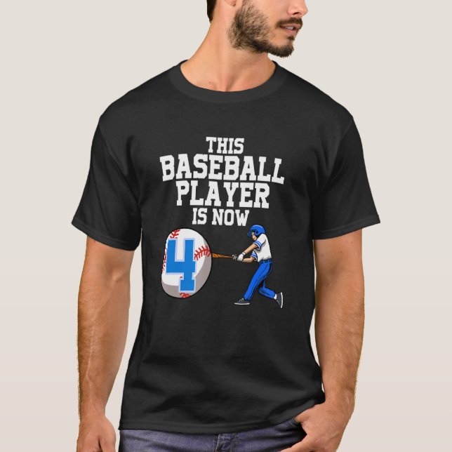Baseball-spelaren är nu 4 Boy Baseball Birthda T Shirt (Framsida)