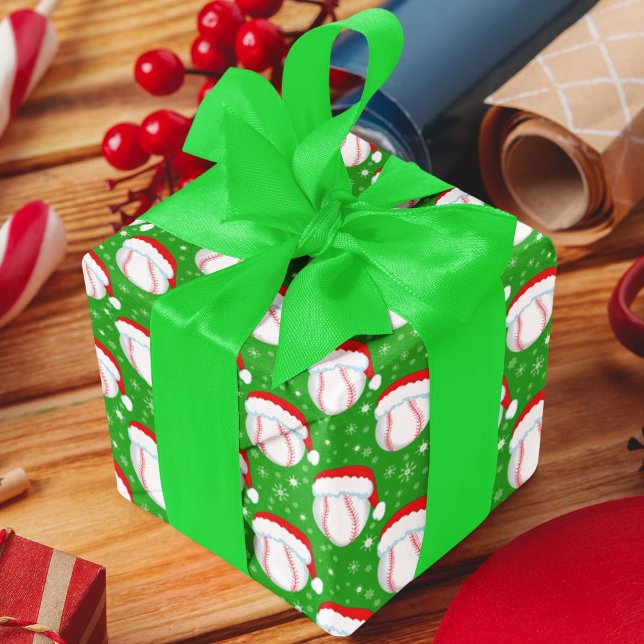 Baseboll iförd Santas hatt & snöflingor grön Presentpapper (Skapare uppladdad)