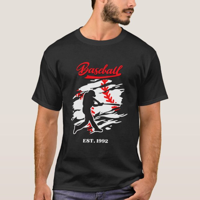 Baseboll Siluett Grafisk Design – EST. 1992 T Shirt (Framsida)