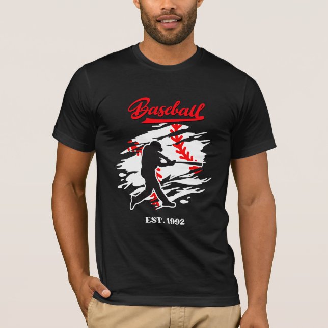 Baseboll Siluett Grafisk Design – ST. 1992 T Shirt (Framsida)