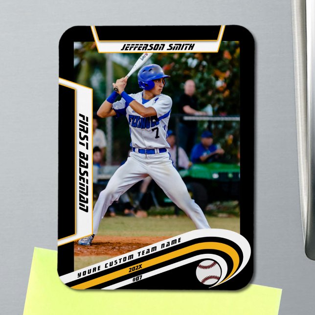 Baseboll-souvenir Livlig Gul Svart Anpassad Magnet (Baseball Player Magnet in Black with Custom Team Name and White Yellow Elements)