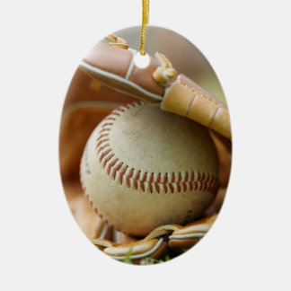 Basebollhandske och boll julgransprydnad keramik
