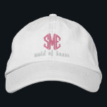 Basebollkap maid of honor Personligt bröllp Broderad Keps<br><div class="desc">Överraska maid of honor med den här coolan baseball stil-hatten som har hennes 3 brev monogram och ord maid of honor nedanför. Bild ovan är en vit överdel med rosa text, men du kan enkelt ändra överdelen och texten färg för att matcha ditt bröllop-tema/färg. Det här gör en fantastisk-bachelorette-fest eller...</div>