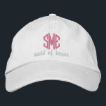 Basebollkap maid of honor Personligt bröllp Broderad Keps<br><div class="desc">Överraska maid of honor med den här coolan baseball stil-hatten som har hennes 3 brev monogram och ord maid of honor nedanför. Bild ovan är en vit överdel med rosa text, men du kan enkelt ändra överdelen och texten färg för att matcha ditt bröllop-tema/färg. Det här gör en fantastisk-bachelorette-fest eller...</div>