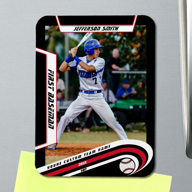 Basebollsouvenir Livliga Röd Svart Anpassad Magnet (Baseball Player Magnet in Black with Custom Team Name and White Red Stripes)