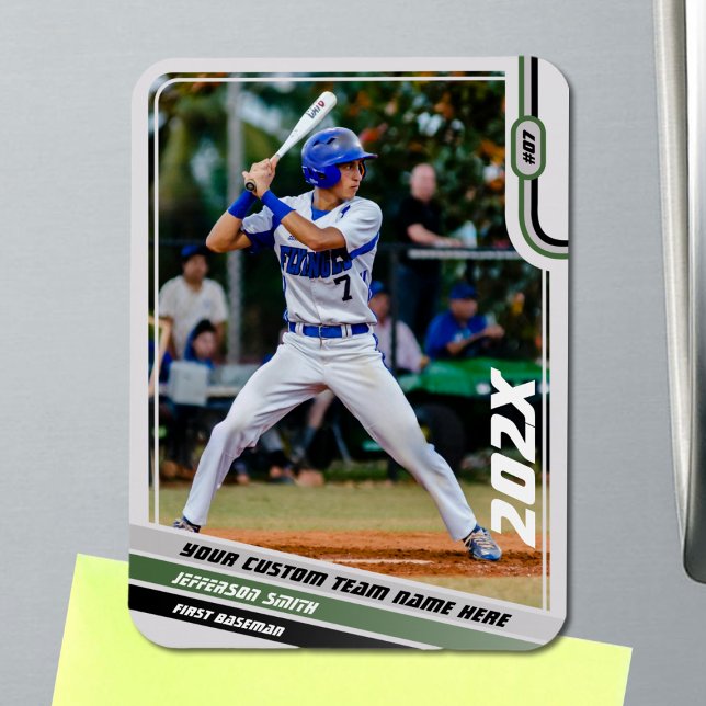 Basebollspelare Anpassad present i grönt Magnet (Baseball Player Magnet in Light Grey with Custom Team Name and Black Green Stripes)