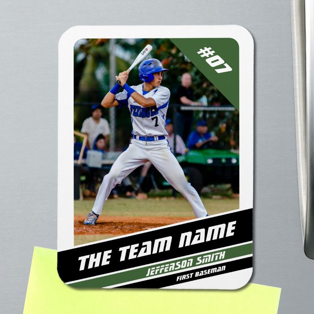 Basebollspelare Anpassningsbar Vit Grön Magnet (Baseball Player Magnet in White with Custom Team Name and Black Green Stripes)