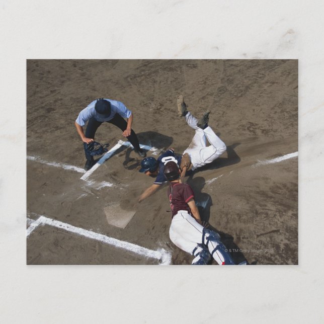 Basebollspelare som spelas in i basen vykort (Framsida)