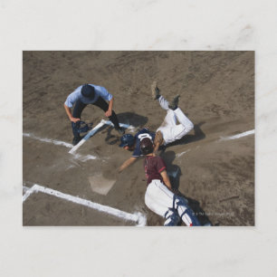 Basebollspelare som spelas in i basen vykort