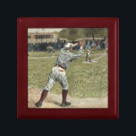 Basebollspelaren kastades ut på andra basen smyckeskrin<br><div class="desc">Det här målar tillhören i Ken Burns basebolldokumentär! En spelare kastas ut i andra sekunden när han försöker nå basen. Perfektens gåva till sjömannen i ditt liv!</div>