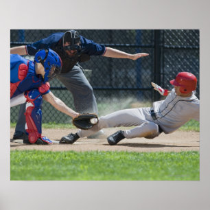 Basebollspelaren som glider in i hem, pläterar poster