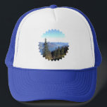 Basecap mit Berg- und Waldmotiv – Natur pur Keps<br><div class="desc">Nimm den Zauber der Berge mit:
Diese Basecap mit stilvollem Berg- und Waldmotiv bringt frische Naturmomente in deinen Alltag.
Perfekt für Wanderungen,  Ausflüge oder einfach als Statement für Naturliebhaber.
Mit Liebe gestaltet von Atelier ManouStern.</div>