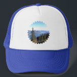 Basecap mit Berg- und Waldmotiv – Natur pur Keps<br><div class="desc">Nimm den Zauber der Berge mit:
Diese Basecap mit stilvollem Berg- und Waldmotiv bringt frische Naturmomente in deinen Alltag.
Perfekt für Wanderungen,  Ausflüge oder einfach als Statement für Naturliebhaber.
Mit Liebe gestaltet von Atelier ManouStern.</div>