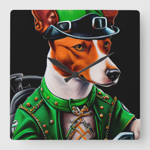 Basenji-Hund som kör cykel St. Patrick's Day Fyrkantig Klocka