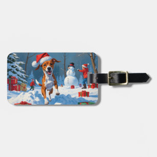 Basenji-hund som leker i snö Vinterscen Bagagebricka
