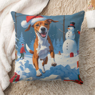 Basenji-hund som leker i snö Vinterscen Kudde