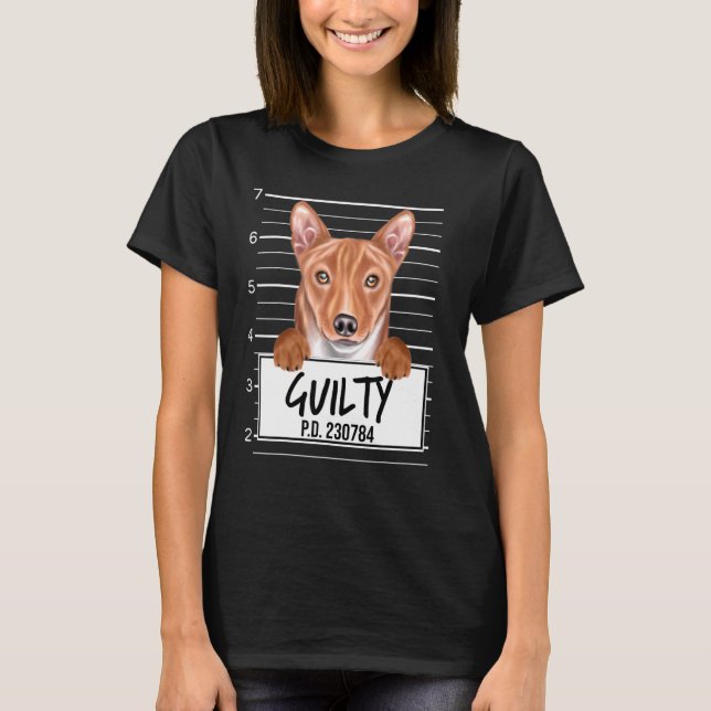 Basenji Mugshot Guilty Hund T Shirt (Framsida)