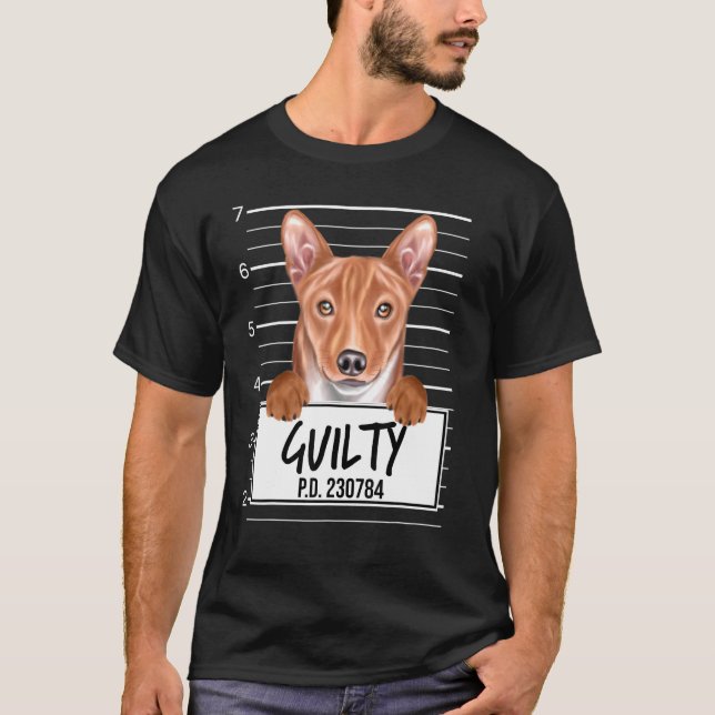 Basenji Mugshot Guilty Hund T Shirt (Framsida)