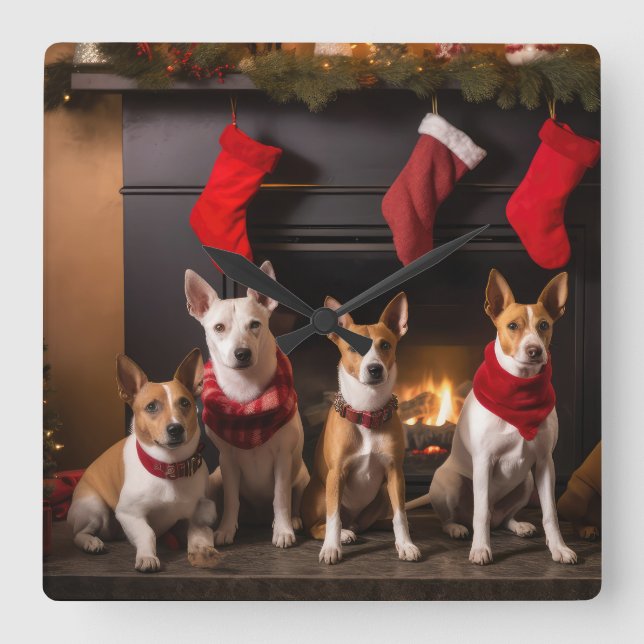 Basenji vid brasan julen fyrkantig klocka (Framsida)
