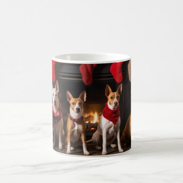 Basenji vid julgranen jul kaffemugg (Center)