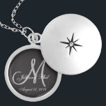 Basic Black Fabulous Bröllop Monogram Underbart vä Berlockhalsband<br><div class="desc">Basic Black 3d Monogram. Kolla in den här 3d Monogram Basic Black-designen.Gothic Black letar efter din bröllopsfest. Monogram,  text,  brud och groom namn är lätta att byta till kostym efter dina behov. Alla teckningar och bilder ©nuptial.</div>