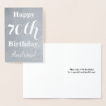 Basic Silver Foil 70th Birthday   Custom Name Folierat Kort<br><div class="desc">Den här eleganten och den enkla utformningen av silver-folie för födelsedagskalender innehåller ett meddelande som "Lycklig 70:e födelsedagen, Andrew!" på framsidan. Namn ("Andrew") kan ändras för att anpassa kortet. Insidan innehåller ett anpassade som "Må din 70-årsdag vara speciell och glatt!". Det skulle kunna ges till någon som firar sin 70-årsdag....</div>
