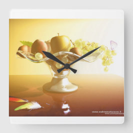 Basket av glas med frukt och batterfluga fyrkantig klocka