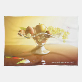Basket av glas med frukt och batterfluga kökshandduk
