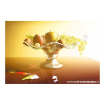 Basket av glas med frukt och batterfluga