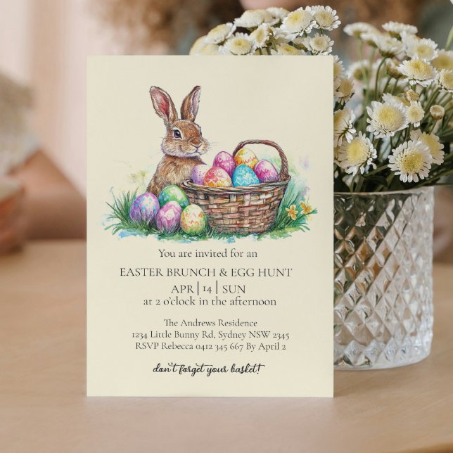basket bunny med dekorativa ägg och äggjakt inbjudningar (Skapare uppladdad)
