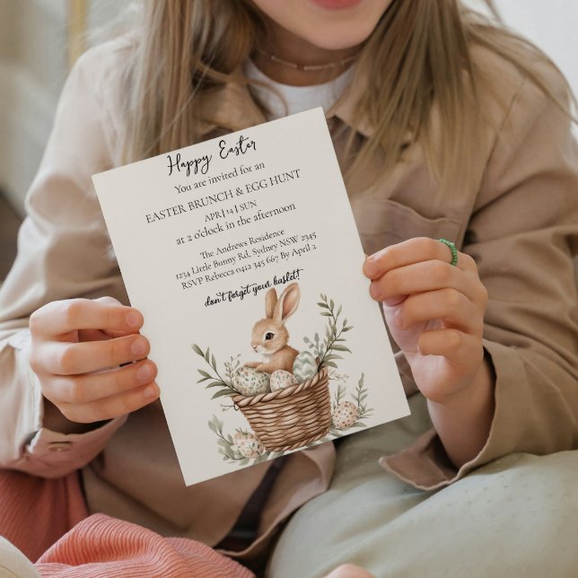 Basket med ägg runt den gamla stolen och Eggs Hunt Inbjudningar (Skapare uppladdad)