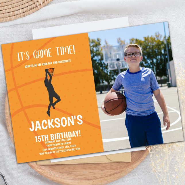 Basketball Bakgrundsinbjudan på födelsedagen med f Inbjudningar (Basketball Background Birthday Invitations w photo)
