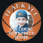Basketball Boll Kids Photo Birthday Tack Runt Klistermärke<br><div class="desc">Basketball Boll Kids födelsedag Tack för den klassiska rundan. Basketbollens födelsedag tack för att du klisterat med ett foto av anpassningsbarna. Lägg till foton och text.</div>