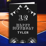 Basketball Boll och Flaggor Sports Barns födelseda Kort<br><div class="desc">Basketball Boll och Flaggor Sports Barns födelsedag Card. Utformningen har basketboll bollar och födelsedagsfest buntar flaggor i grått,  svart och vitt färg. Lägg till namn,  ålder och text och gör ett eget födelsedagskort. Underbar för pojkar och flickor som kärlek basketboll.</div>