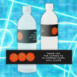 Basketball Boll Sports Birthday Tack Vattenflaska Etikett<br><div class="desc">Basketball Boll Sports Birthday Tack för Vattenflaskans etikett. Utformningen har 3 basketboll bollar på svart bakgrund,  tackkort och namn. Lägg till ditt barns namn och ditt tackkort.</div>