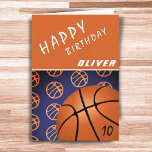 Basketball Boll Sports Grattis på födelsedagen Kid Kort<br><div class="desc">Basketball Boll Sports Grattis på födelsedagen Kid Card. Modern basketballfödelsedagskort för en pojke eller flicka som kärlek basketboll. Basketball mönster med olika orange basketboll bollar på mörk lila färg. Anpassa med ditt namn och din ålder.</div>