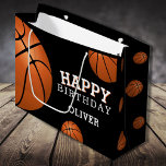 Basketball Boll Sports Grattis på födelsedagen Nam<br><div class="desc">Basketball Boll Sports Grattis på födelsedagen Gift Bag med Namn. Basketball bollar med en Grattis på födelsedagen-önskan mot svart bakgrund. Anpassa med ditt namn och göra en speciell personlig presentväska för en pojke eller flicka som kärlek basket.</div>