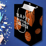 Basketball Boll Sports Kids Grattis på födelsedage<br><div class="desc">Basketball Boll Sports Kids Grattis på födelsedagen Black Medium Gift Bag. Basketboll-temad födelsedagspressning med barns namn,  ålder och basket bollar. Lägg till ditt namn och din ålder. Underbar för barn som kärlek basketboll och sport.</div>